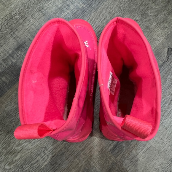 UGG Classic Brellah Mini Waterproof Slip On Rain Boot- Pink, Big Kid’s Size 6 - Picture 6 of 10